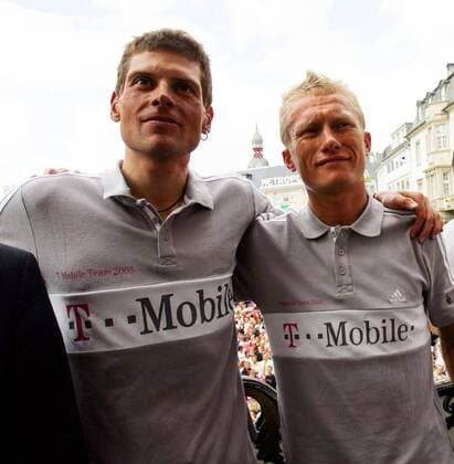 Jan Ullrich (Deutschland T Mobile) Arm in Arm mit Alexander Winokurow (Kasachstan T Mobile) anläßlich des Empfangs am Bonner Rathaus Radsport Herren Tour de France 2005, Straßenradsport, Straße, Rad, Gruppe Alexandre Bonn