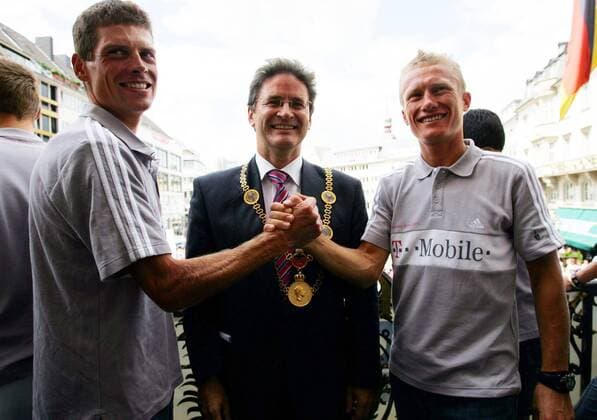Jan Ullrich (Deutschland T Mobile, li.) und Alexander Winokurow (Kasachstan T Mobile) - Shakehands während des Empfangs am Bonner Rathaus vor Bürgermeister Peter Finger (Bündnis 90 Die Grünen) Radsport Herren Tour de France 2005, Straßenradsport, Straße, Rad, Gruppe Alexandre Bonn