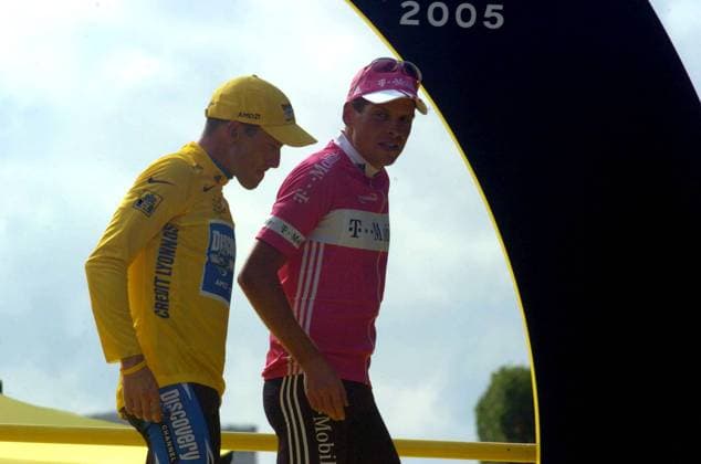 Gesamtsieger Lance Armstrong (USA Discovery Channel, li.) und Jan Ullrich (Deutschland T Mobile) verlassen die Siegerehrung -  Radsport Herren Tour de France 2005, ProTour, Straßenradsport, Straße, Rad, Siegerehrung, Podium, Podest Gruppe Paris