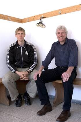 Per Mertesacker (Hannover, li) mit Vater Stefan in der Umkleidekabine seines Heimatvereins, dem TSV Pattensen 1890 Fußball 1. BL Herren Saison 2004 2005, Shooting, Fotoshooting, Fototermin, Hannover 96 Gruppe Pattensen