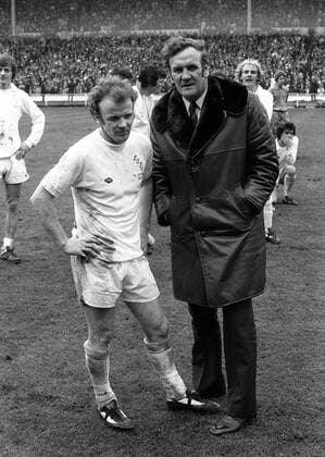 Fußball, Trainerhistorie, Leeds United Trainer Don Revie (re.) und Billy Bremner (beide Leeds) enttäuscht nach dem verlorenen Fa Cup Finale - Fußball Herren FA Cup 1972 1973, Leeds United, Finale, Endspiel, Englischer Pokal, Pokalspiel, Vneg, Vsw Gruppe London Wembley Enttäuschung,