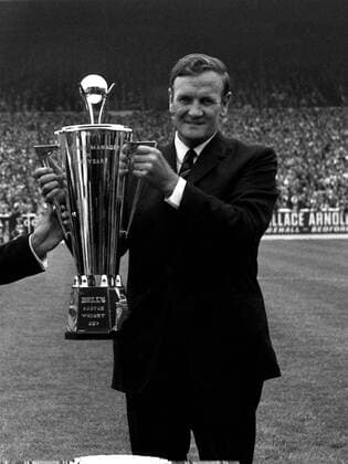 Fußball, Trainerhistorie, Leeds United Trainer Don Revie (Leeds) wird im Rahmen des FA Charity Shield mit dem Pokal für den Trainer des Jahres ausgezeichnet -  Fußball Herren FA Charity Shield 1969 1970, English First Division, 1. Englische Liga, Leeds United, Vneg, Vsw Einzelbild Leeds Freude,
