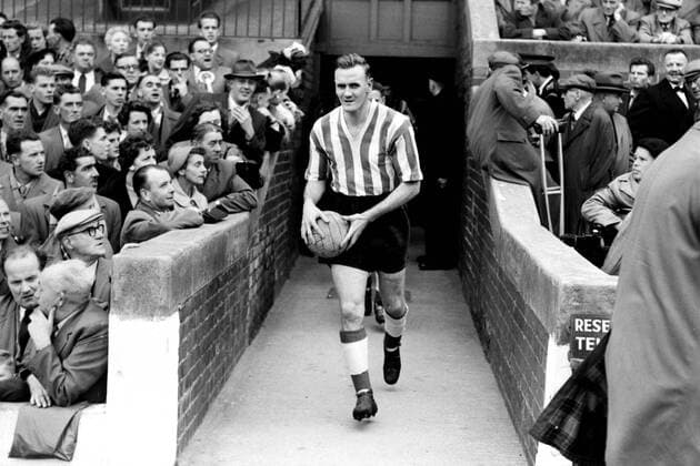 Einmarsch: Don Revie (Sunderland) kommt aus den Katakomben direkt an den Fans vorbei -  Fußball Herren English First Division 1957 1958, 1. Englische Liga, FC Sunderland, Vneg, Vsw Totale Sunderland