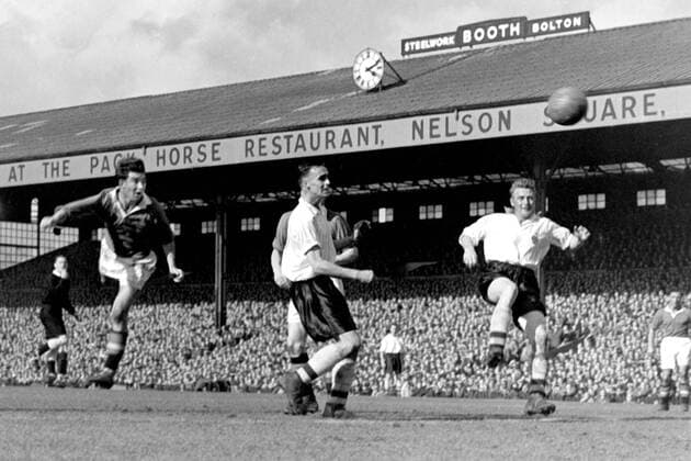 Jackie Blanchflower (li., Manchester United) - Kopfball -  Fußball Herren English First Division 1954 1955, Bolton Wanderers - Manchester United 1:1, ManU, Vneg, Vsw Totale Burnden Park Bolton Dynamik,
