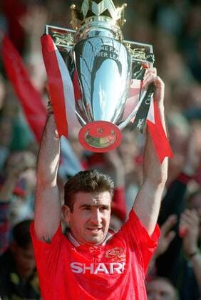 Eric Cantona (Manchester United) mit dem Meisterpokal -  Fußball Herren English Premier League 1993 1994, 1. Englische Liga, Manchester United, ManU, Vneg Einzelbild Manchester Freude,