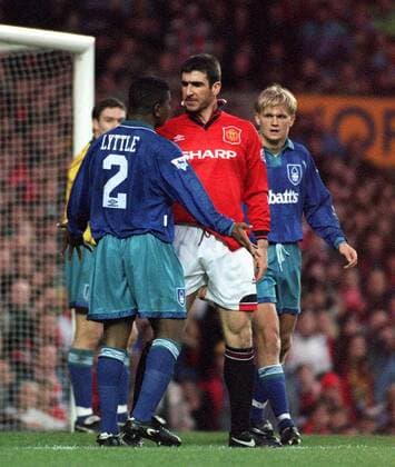 Wenn Blicke töten könnten: Eric Cantona (re., Manchester United) fixiert Des Lyttle (Nottingham), der mit der üblichen Unschuldsgeste antwortet -  Fußball Herren English Premier League 1994 1995, Manchester United - Nottingham Forest 1:2, ManU, Vneg Gruppe Manchester Spannung,