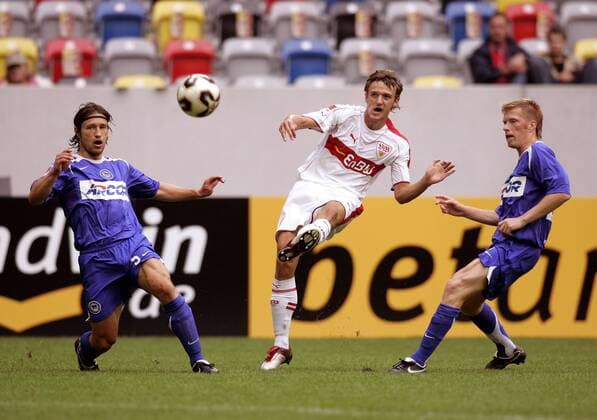 Christian Gentner (Stuttgart, Mitte) zieht ab, Niko Kovac (li.) und Andreas Zecke Neuendorf (beide Hertha) kommen zu spät Fußball 1. BL Herren Ligapokal 2005 2006, Liga Pokal, Ligacup, Cup, VfB Stuttgart - Hertha BSC Berlin 4:3 n.E. Gruppe Düsseldorf Dynamik,