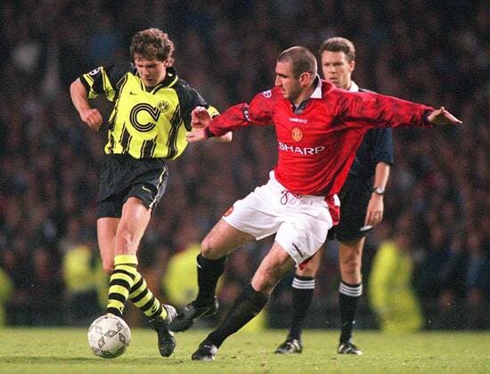Eric Cantona (re., Manchester United) gegen Andreas Möller (BVB) -  Fußball EC 1 Herren Champions League 1996 1997, Manchester United - Borussia Dortmund 0:1, ManU, Halbfinale, Vneg Gruppe Manchester Dynamik,