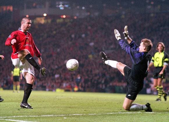 Eric Cantona (li., Manchester United) scheitert an Torwart Stefan Klos (BVB) -  Fußball EC 1 Herren Champions League 1996 1997, Manchester United - Borussia Dortmund 0:1, ManU, Halbfinale, Vneg Gruppe Manchester Dynamik,