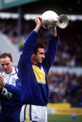 Eric Cantona (Leeds) mit dem Meisterpokal -  Fußball Herren English First Division 1991 1992, Leeds United FC, 1. Englische Liga, Vneg Einzelbild Leeds Freude,