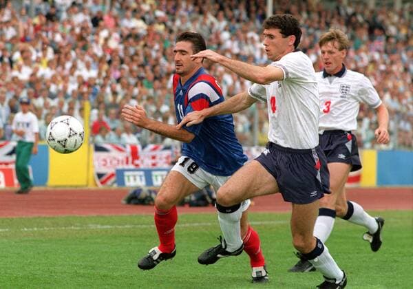 Eric Cantona (li., Frankreich) gegen Martin Keown (England) -  Fußball EM Herren Europameisterschaft 1992, Länderspiel, Nationalmannschaft, Nationalteam, Nationaltrikot, Vneg Gruppe Malmö Dynamik,