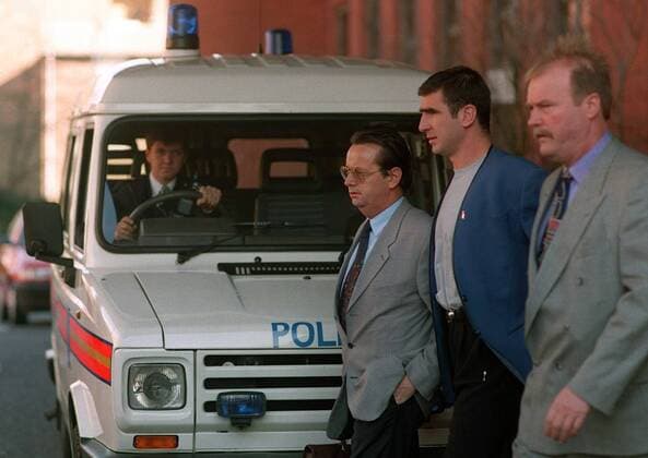 Eric Cantona (Mitte, Manchester United) auf dem Weg zum Croydon Magistrates Court, wo über seine Attacke gegen den Crystal Palace Anhänger Matthew Simmons verhandelt wird -  Fußball Herren English Premier League 1995 1996, Manchester United, ManU, 1. Englische Liga, Vneg Gruppe London