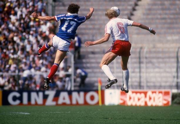Ian Bridge (re., Kanada) gegen Jean Pierre Papin (Frankreich) Fußball WM Herren Weltmeisterschaft 1986, Länderspiel, Nationalmannschaft, Nationalteam, Nationaltrikot, Gruppe C Gruppe Leon Dynamik,