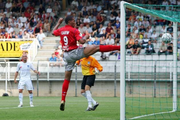 John Carew (Lyon) erzielt in Kung Fu Manier ein Tor Fußball Herren Trophee des Champions 2005, Supercup, Finale, Endspiel, AJ Auxerre - Olympique Lyonnais 1:4, OL Einzelbild pan10285 Auxerre Dynamik,  