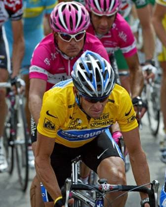 Alles beim Alten - der Gesamtführende Lance Armstrong (USA Discovery Channel) lässt Jan Ullrich (Deutschland T Mobile) hinter sich Radsport Herren Tour de France 2005, ProTour, Straßenradsport, Straße, Rad, Gruppe 9. Etappe: Gerardmer - Mulhouse