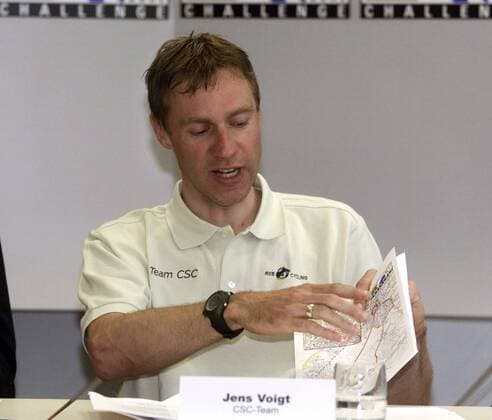 Jens Voigt (Deutschland CSC) studiert den Streckenverlauf der LuK Challenge 2005 in Bühl Radsport Herren LuK Challenge 2005, Cup, Paarzeitfahren, Zeitfahren, Straßenradsport, Straße, Rad, Einzelbild Bühl
