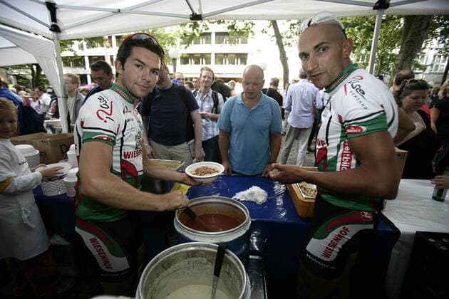 Steffen Radochla (li.) und Roberto Lochowski (beide Deutschland Wiesenhof) geben für die Jedermänner der HEW Cyclassics 2005 Nudeln aus Radsport Herren HEW Cyclassics 2005, ProTour, Straßenradsport, Straße, Rad, Vdig Gruppe Hamburg