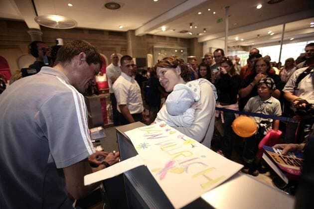 Jan Ullrich (Deutschland T Mobile) wird bei einer Autogrammstunde von seinen Fans angehimmelt Radsport Herren HEW Cyclassics 2005, ProTour, Straßenradsport, Straße, Rad, Vdig Gruppe Hamburg