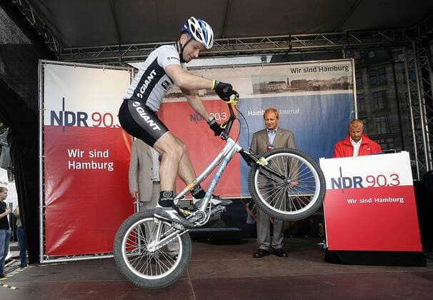 Ein BMX Fahrer zeigt bei den HEW Cyclassics 2005 seine Tricks auf der NDR Showbühne Radsport Herren HEW Cyclassics 2005, ProTour, Straßenradsport, Straße, Rad, Vdig Gruppe Hamburg