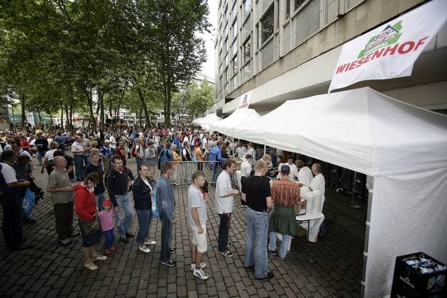 Wiesenhof versorgt die Jedermänner der HEW Cyclassics 2005 an einem Essensstand Radsport Herren HEW Cyclassics 2005, ProTour, Straßenradsport, Straße, Rad, Vdig Totale Hamburg
