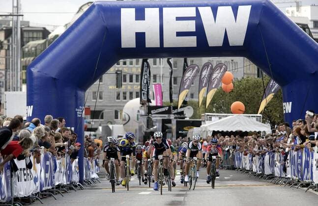 Zielankunft der Teilnehmer der Youngclassics im Rahmen der HEW Cyclassics 2005 Radsport Herren HEW Cyclassics 2005, ProTour, Straßenradsport, Straße, Rad, Youngclassics, U17, U 17, Jugend, Vdig Totale Hamburg