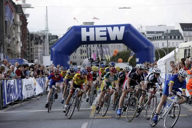 Das Teilnehmerfeld der Youngclassics - das U17 Fahrerfeld der HEW Cyclassics 2005 Radsport Herren HEW Cyclassics 2005, ProTour, Straßenradsport, Straße, Rad, Youngclassics, U17, U 17, Jugend, Vdig Totale Hamburg