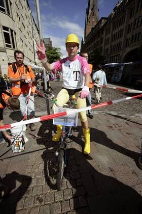 Ein Zuschauer der HEW Cyclassics 2005 hat sich im Hausfrauenbauarbeiterlook an der Strecke positioniert Radsport Herren HEW Cyclassics 2005, ProTour, Straßenradsport, Straße, Rad, Vdig Gruppe Hamburg