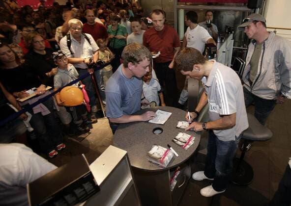 Jan Ullrich (Deutschland T Mobile, 2.v.re.) bei einer Autogrammstunde im Rahmen der HEW Cyclassics 2005 Radsport Herren HEW Cyclassics 2005, ProTour, Straßenradsport, Straße, Rad, Vdig Gruppe Hamburg