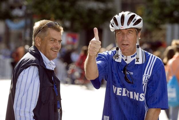 Nachwuchskoordinator Helmut Schulte (FC Schalke 04, re.) nimmt am Jedermannrennen der HEW Cyclassics 2005 teil, daneben: Mateco Key Account Manager Media Christian Fuhrhop (beide Deutschland) Radsport Herren HEW Cyclassics 2005, Straßenradsport, Straße, Rad, Vdig Gruppe Hamburg