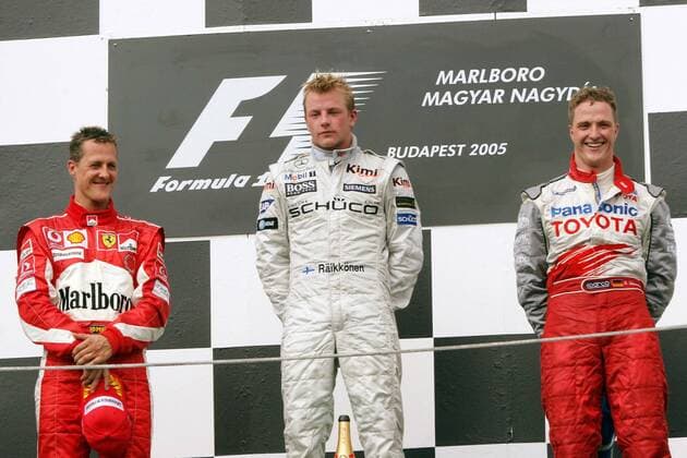 Siegerehrung nach dem GP von Ungarn 2005: Kimi Räikkönen (Finnland McLaren Mercedes, Mitte) vor Michael Schumacher (Ferrari, li.) und Ralf Schumacher (beide Deutschland Toyota) Motorsport Grand Prix Herren Großer Preis von Ungarn 2005, Formel 1 Weltmeisterschaft, F1, F, GP, WM Gruppe Hungaroring Budapest Freude,