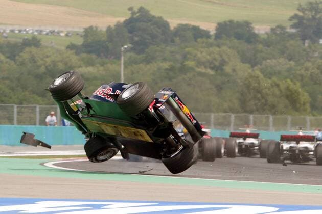 Christian Klien (Österreich Red Bull Cosworth) mit einem spektakulären Abflug Motorsport Grand Prix Herren Großer Preis von Ungarn 2005, Formel 1 Weltmeisterschaft, F1, F, GP, WM Einzelbild Hungaroring Budapest Dynamik, Höhe,
