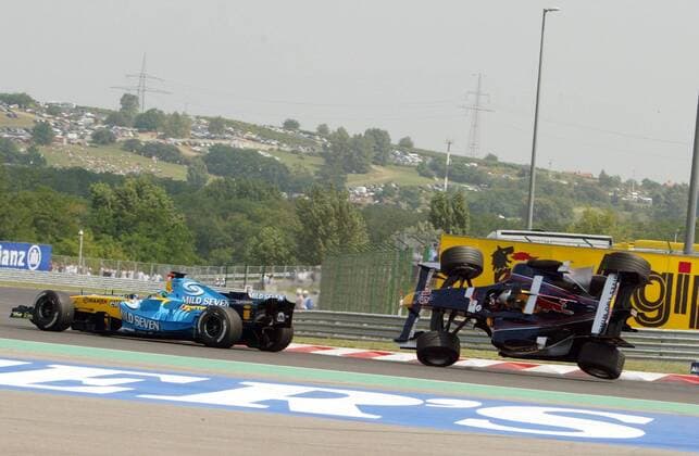 Christian Klien (Österreich Red Bull Cosworth, re.) mit einer ungewollten Flugeinlage, Fernando Alonso (Spanien Renault) kann froh sein, dass er vor ihm liegt Motorsport Grand Prix Herren Großer Preis von Ungarn 2005, Formel 1 Weltmeisterschaft, F1, F, GP, WM Gruppe Hungaroring Budapest Dynamik,
