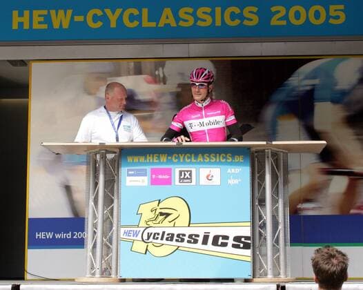Erik Zabel (Deutschland T Mobile) trägt sich bei den - HEW CYCLASSICS 2005 - in die Starterliste ein Radsport Herren HEW Cyclassics 2005, ProTour, Straßenradsport, Straße, Rad, Einzelbild Hamburg