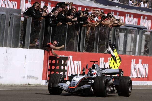 Sieger Kimi Räikkönen (Finnland McLaren Mercedes) wird bei der Zieleinfahrt von seinen Mechanikern gefeiert Motorsport Grand Prix Herren Großer Preis von Ungarn 2005, Formel 1 Weltmeisterschaft, F1, F, GP, WM Totale Hungaroring Budapest Freude,