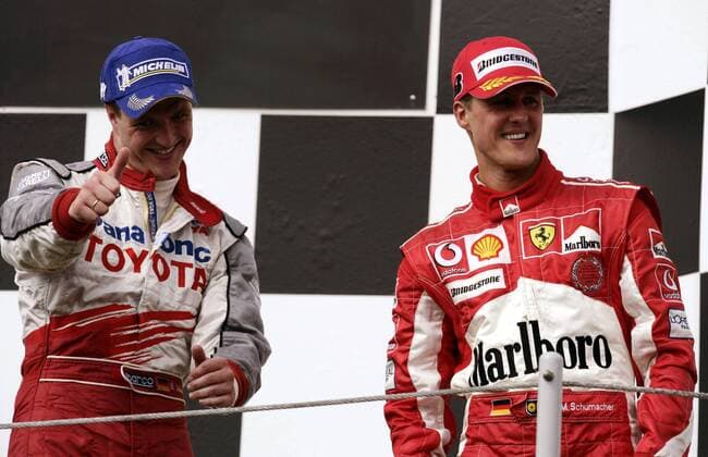 Siegerehrung beim GP von Ungarn 2005: Der Dritte Ralf Schumacher (Toyota, li.) und sein zweitplatzierter Bruder Michael (beide Deutschland Ferrari) Motorsport Grand Prix Herren Großer Preis von Ungarn 2005, Formel 1 Weltmeisterschaft, F1, F, GP, WM Gruppe Hungaroring Budapest Freude,
