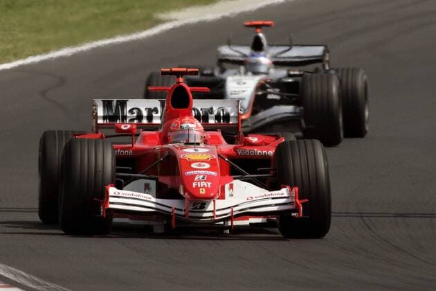 Michael Schumacher (Deutschland Ferrari) vor Räikkönen (Finnland McLaren Mercedes) Motorsport Grand Prix Herren Großer Preis von Ungarn 2005, Formel 1 Weltmeisterschaft, F1, F, GP, WM Einzelbild Hungaroring Budapest