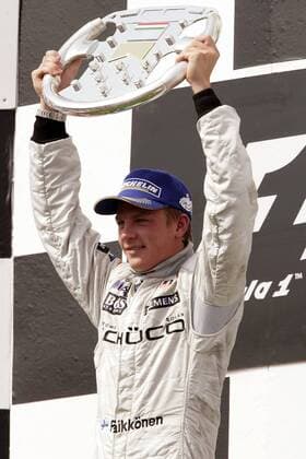 Siegerehrung nach dem GP von Ungarn 2005: Sieger Kimi Räikkönen (Finnland McLaren Mercedes) präsentiert seine Trophäe Motorsport Grand Prix Herren Großer Preis von Ungarn 2005, Formel 1 Weltmeisterschaft, F1, F, GP, WM Einzelbild Hungaroring Budapest Freude,