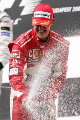 Siegerehrung nach dem GP von Ungarn 2005: Michael Schumacher (Deutschland Ferrari) während der obligatorischen Sektdusche Motorsport Grand Prix Herren Großer Preis von Ungarn 2005, Formel 1 Weltmeisterschaft, F1, F, GP, WM Einzelbild Hungaroring Budapest Freude, Begeisterung,