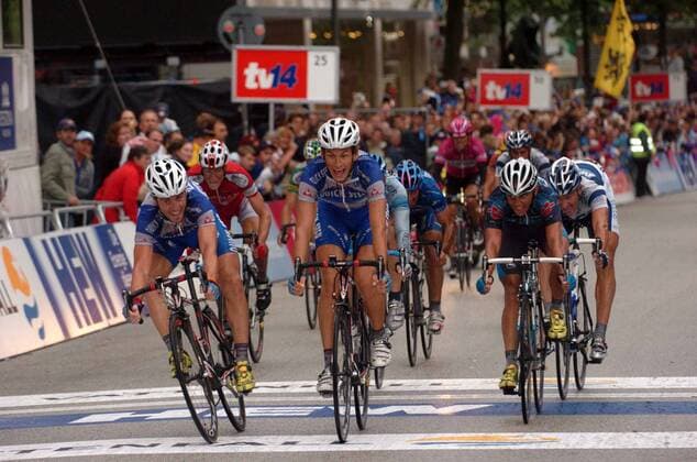Filippo Pozzato (Mitte) gewinnt vor Landsmann Luca Paolini (beide Italien beide Quick Step, li.) und Allan Davis (Australien Liberty Seguros) die HEW Cyclassics 2005 -  Radsport Herren HEW Cyclassics 2005, ProTour, Straßenradsport, Straße, Rad, Gruppe Hamburg