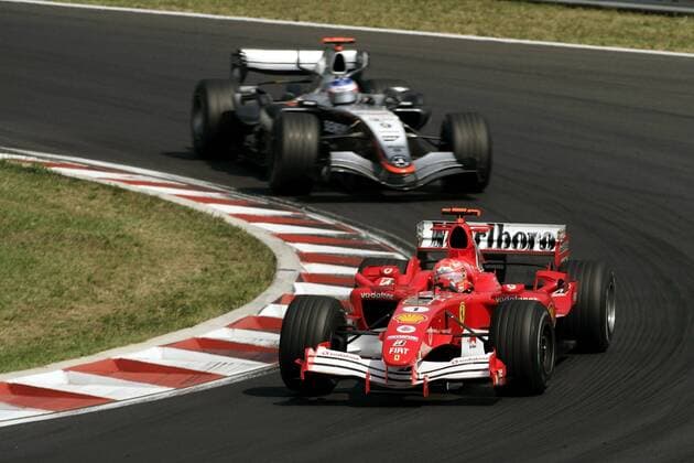 Michael Schumacher (Deutschland Ferrari) vor Kimi Räikkönen (Finnland McLaren Mercedes) Motorsport Grand Prix Herren Großer Preis von Ungarn 2005, Formel 1 Weltmeisterschaft, F1, F, GP, WM Gruppe Hungaroring Budapest