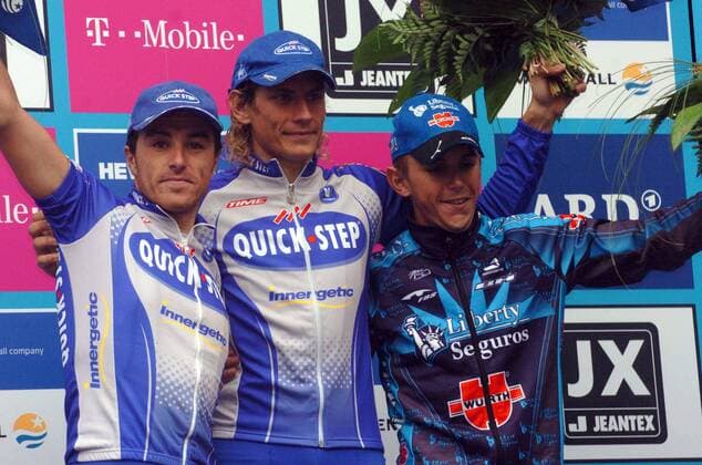 Siegerehrung bei den der HEW Cyclassics 2005: Filippo Pozzato (Mitte) neben Luca Paolini (beide Italien beide Quick Step, li.) und Allan Davis (Australien Liberty Seguros) -  Radsport Herren HEW Cyclassics 2005, ProTour, Straßenradsport, Straße, Rad, Gruppe Hamburg Freude,