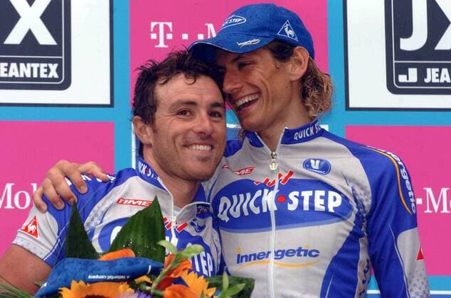 Siegerehrung bei den der HEW Cyclassics 2005: Sieger Filippo Pozzato (re.) mit Landsmann Luca Paolini (beide Italien Quick Step) -  Radsport Herren HEW Cyclassics 2005, ProTour, Straßenradsport, Straße, Rad, Gruppe Hamburg Kameradschaft, Freude,
