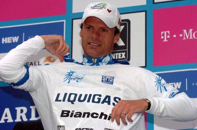 Danilo Di Luca (Italien Liquigas Bianchi) streift sich das weiße Trikot über und behält die Führung in der Gesamtwertung der ProTour -  Radsport Herren HEW Cyclassics 2005, ProTour, Straßenradsport, Straße, Rad, Einzelbild Hamburg
