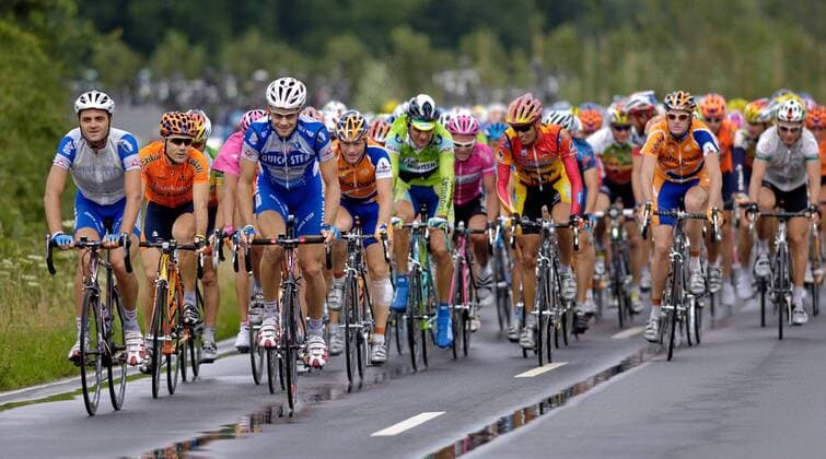 Die beiden Quick Step Fahrer Tom Boonen (re.) und Kevin Hulsmans (beide Belgien) an der Spitze des Hauptfeldes Radsport Herren HEW Cyclassics 2005, ProTour, Straßenradsport, Straße, Rad, Totale Hamburg