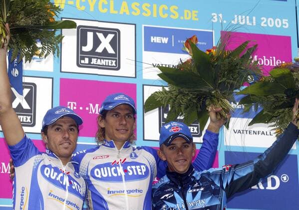 Siegerehrung HEW Cyclassics 2005, v.li.: Luca Paolini, Sieger Filippo Pozzato (beide Italien Quick Step) und Allan Davis (Australien Liberty Seguros) Radsport Herren HEW Cyclassics 2005, ProTour, Straßenradsport, Straße, Rad Gruppe Hamburg Begeisterung, Freude,
