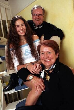 Julia Görges (Deutschland THC Ahrensburg) mit Mutter Inge und Vater Klaus gut gelaunt im elterlichen Haus Tennis Damen Shooting 2005, Fotoshooting, Fototermin, Fotostory, Homestory Gruppe Ahrensburg