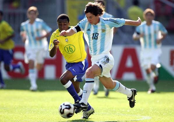 Lionel Messi (U20 Argentinien, re.) gegen Arouca (U 20 Brasilien) -  Fußball WM Herren U 20 Junioren Weltmeisterschaft 2005, Halbfinale, Länderspiel, Brasilien - Argentinien 1:2 Gruppe Utrecht Dynamik,