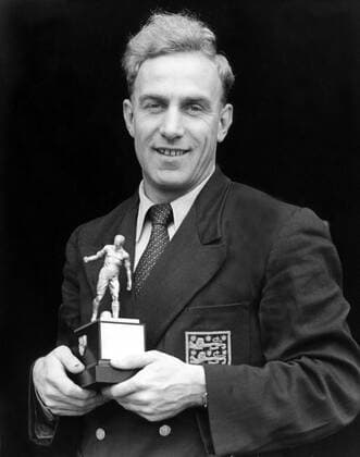 William Wright (Wolves) mit dem Pokal für den Fußballer des Jahres -  Fußball Herren English First Division 1951 1952, 1. Englische Liga, Wolverhampton Wanderers, Vneg, Vsw Einzelbild