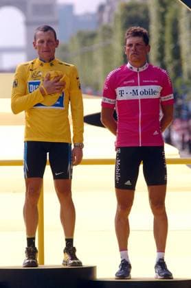 Siegerehrung Tour de France 2005 - Gesamtsieger Lance Armstrong (USA Discovery Channel, li.) und der Drittplatzierte Jan Ullrich (Deutschland T Mobile) während der Nationalhymne Radsport Herren Tour de France 2005, ProTour, Straßenradsport, Straße, Rad, Siegerehrung, Podium, Podest Gruppe Paris Champs Elysees Elysee