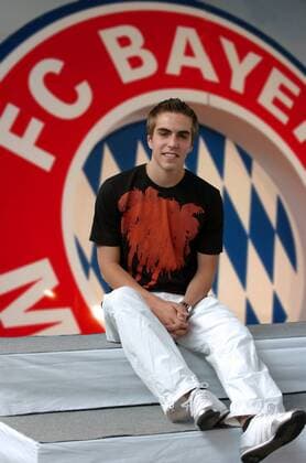 Philipp Lahm (Bayern) vor dem Vereinslogo Fußball 1. BL Herren Studioshooting 2005, Studio, Fotostudio, Studiotermin, Studioaufnahme, FC Bayern München Einzelbild München